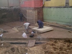 Люди возле теплотрассы