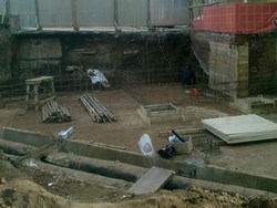 Ремонтные работы возле дома