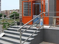 Ремонтные работы на входе в магазин