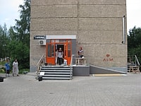 Входная группа с торца дома