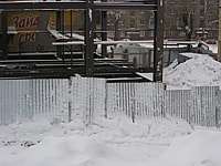 Стройка за забором