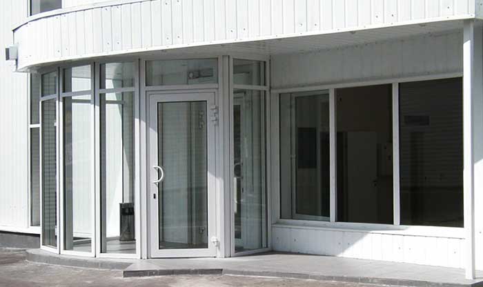 Входные группы из алюминия и стекла при оформлении фасадов